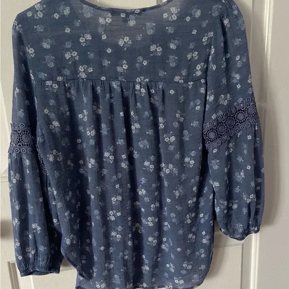 Comfy Blue Floral Blouse with Lace Details – Size S - Picture 5 of 5